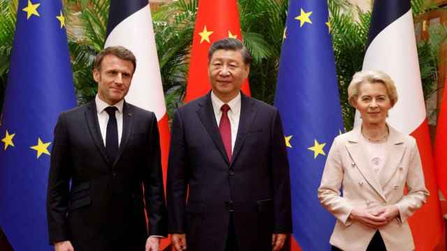 El presidente francés, Emmanuel Macron, su homólogo chino, Xi Jinping , y la presidenta de la Comisión Europea, Ursula von der Leyen, el pasado 6 de abril en Pekín.