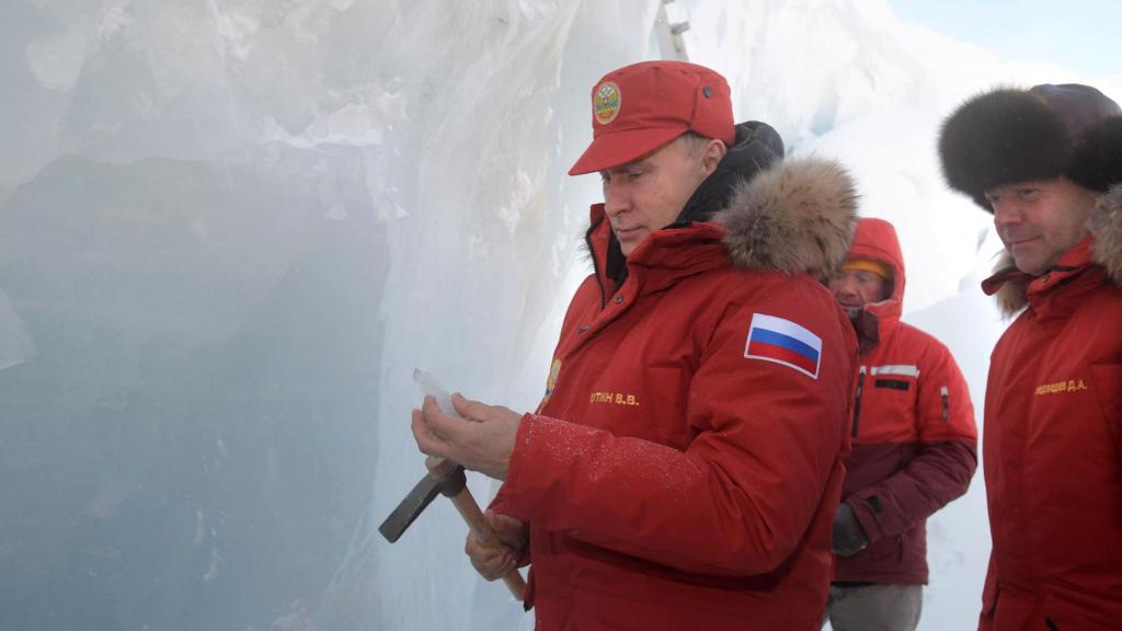 El presidente ruso, Vladímir Putin, visita las cuevas de un glaciar en las islas árticas, en 2017.