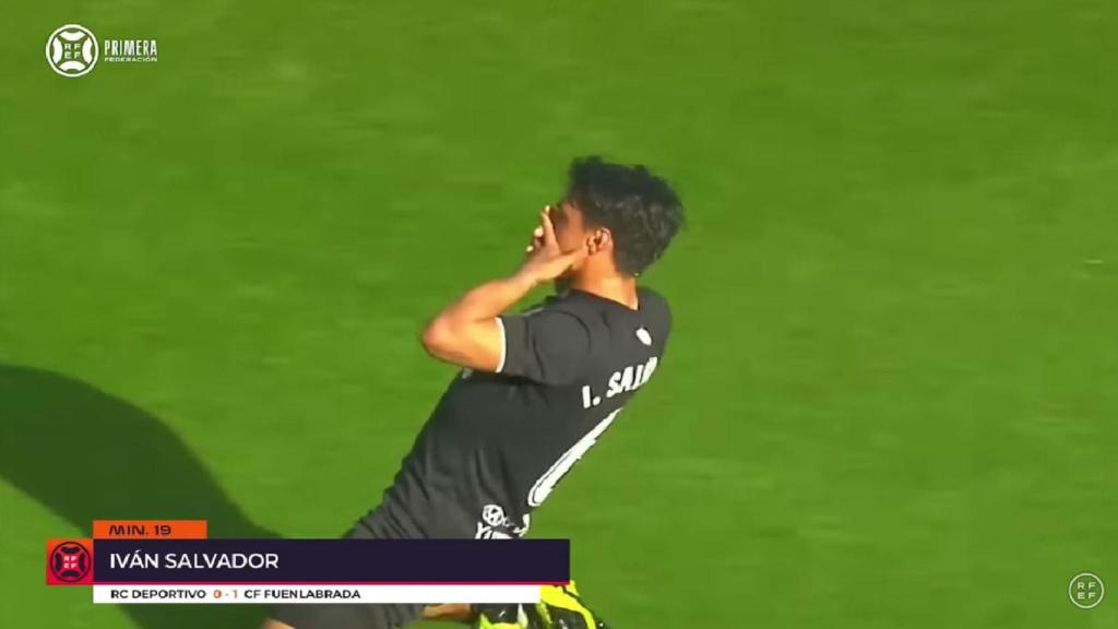 Iban Salvador celebra el primer gol del Dépor-Funelabrada.