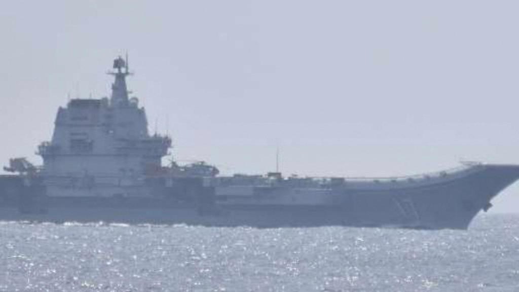 Un avión de combate despega del portaaviones Shandong de China, sobre las aguas del Océano Pacífico.