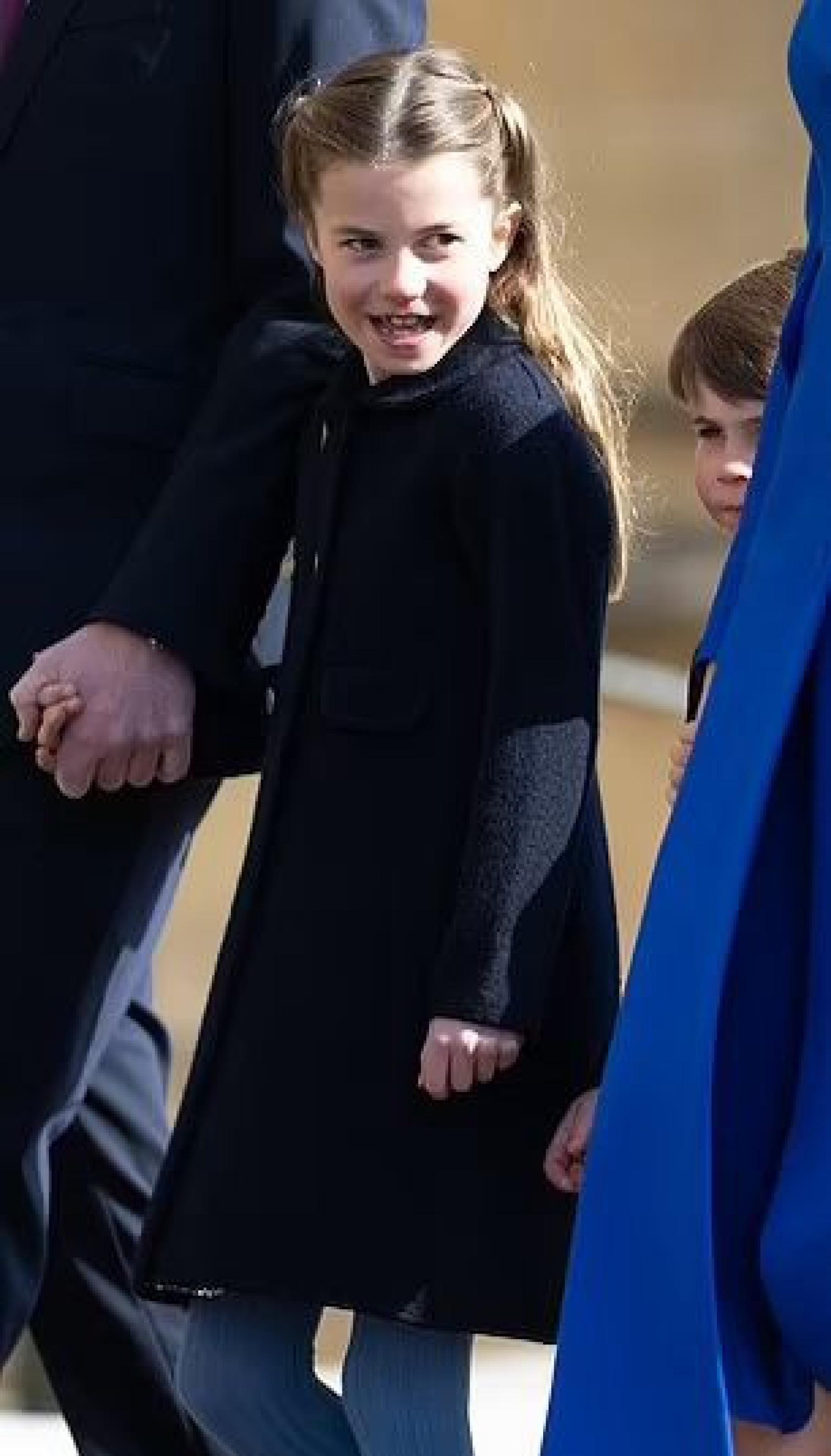 La princesa Charlotte caminando con el abrigo de Marae Kids