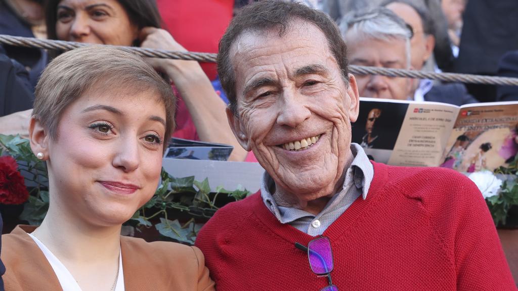 Fernando Sánchez Dragó junto a Emma Nogueiro, una de sus mujeres, en un acto social en Madrid, en junio de 2018.