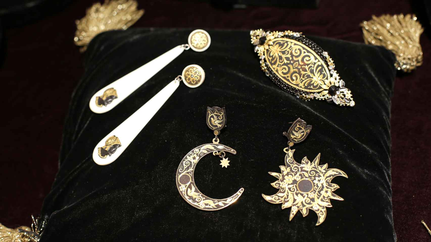 Algunas joyas damasquinadas diseñadas por María López Linares.