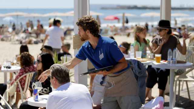 Un camarero en una terraza de la playa alicantina del Postiguet el pasado Viernes Santo.