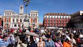 Asistentes a una procesión en Valladolid se protegen del sol