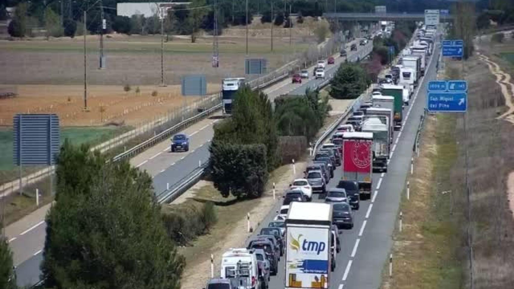 Imagen de las retenciones por el accidente en la A-62 a su paso por Valladolid.