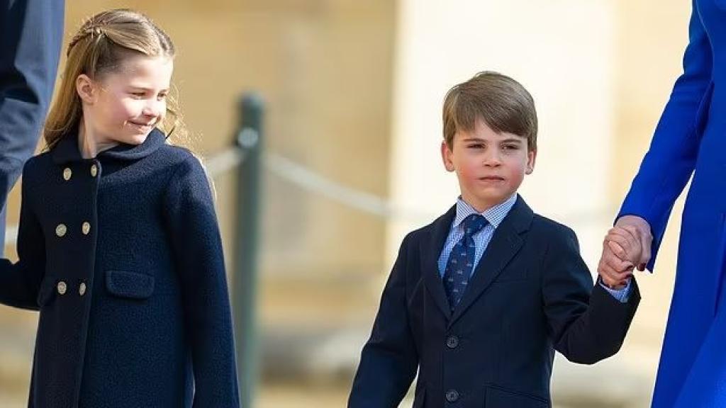 La princesa Charlotte con el abrigo de Marae Kids, junto a su hermano menor, el príncipe Louis