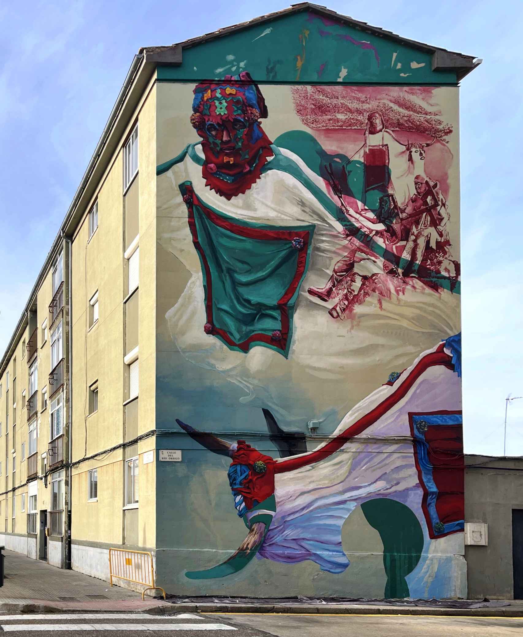 Mural de mascaradas en la avenida Galicia de Zamora
