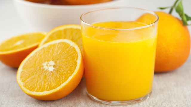 Un zumo de naranja listo para ser ingerido.