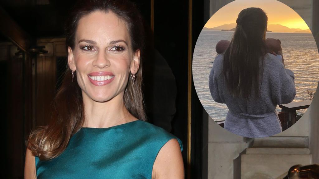 La actriz Hilary Swank en un montaje de EL ESPAÑOL junto a sus mellizos.