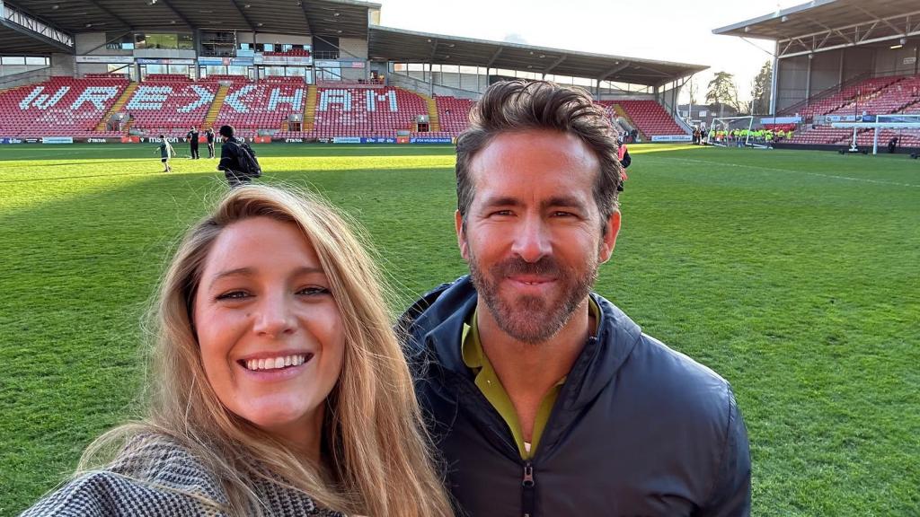 Blake Lively y Ryan Reynolds en un partido del Wrexham.