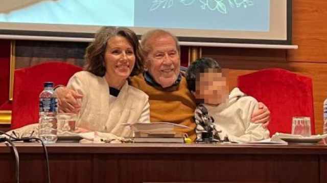 Fernando Sánchez Dragó junto a dos de sus cuatro hijos, Ayanta y Akela, el pasado mes de marzo, durante un congreso de Zoología Sagrada.