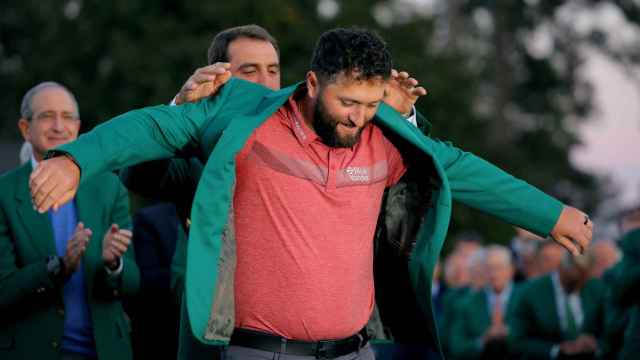 Scottie Scheffler le coloca la chaqueta verde como campeón del Masters de Augusta 2023 a Jon Rahm