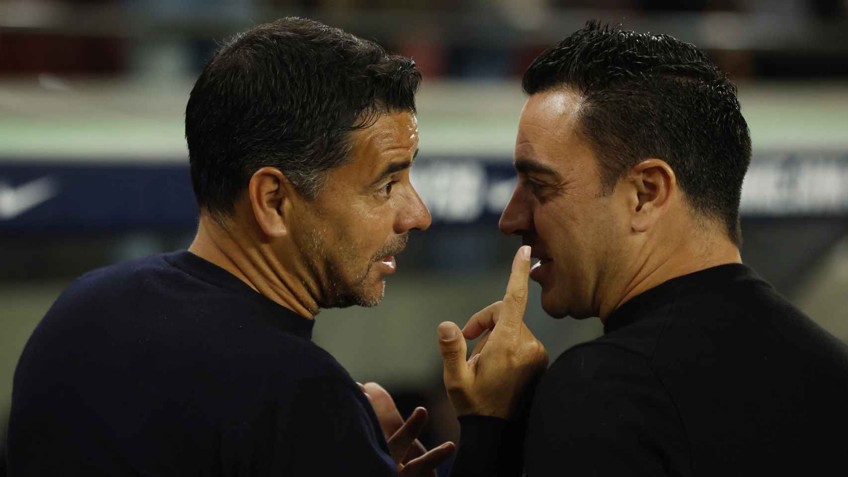 Míchel y Xavi Hernández, hablando antes del inicio del Barcelona - Girona de La Liga 2022/2023