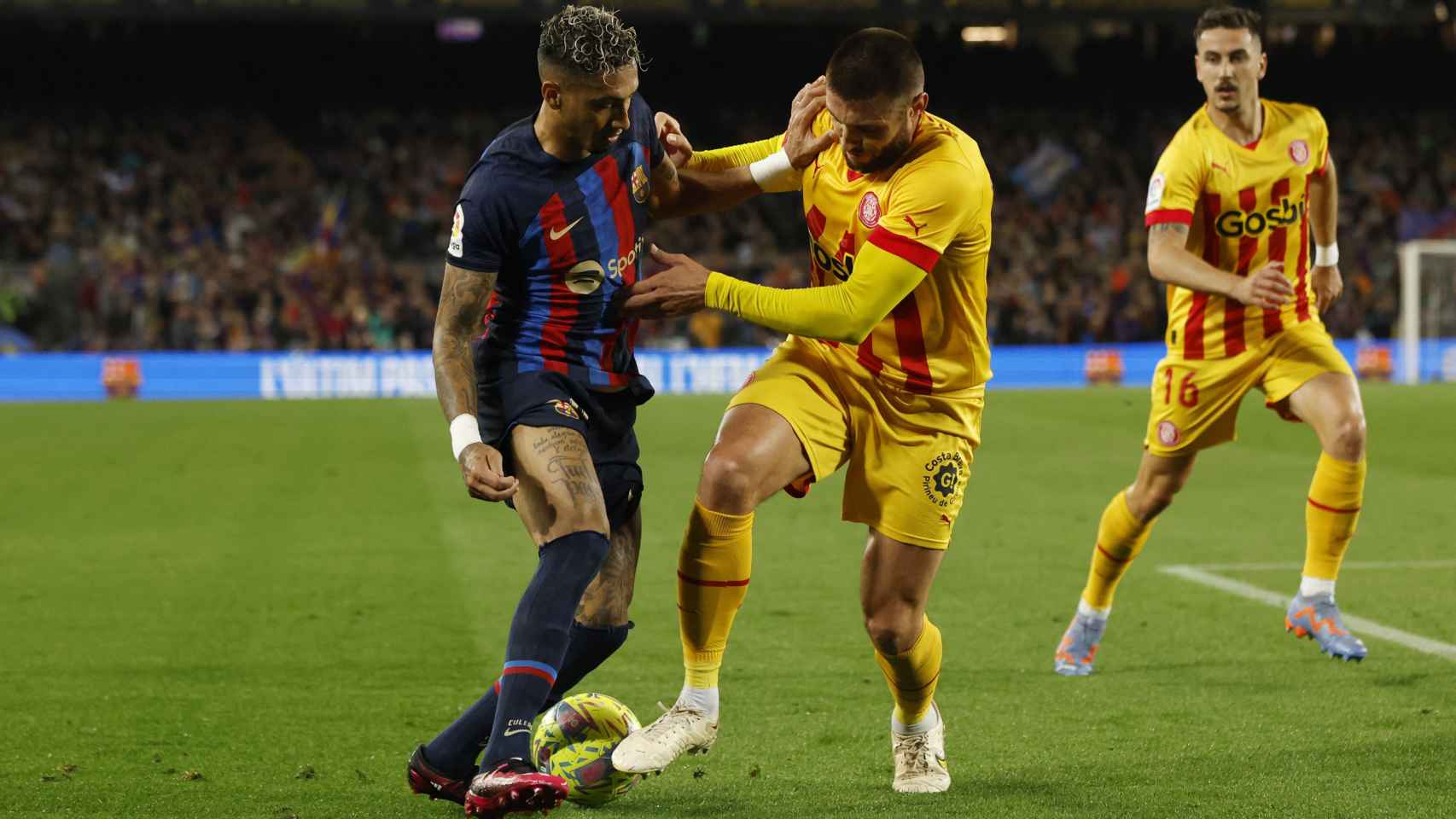 Raphinha, en acción con David Lopez durante el Barcelona - Girona de La Liga 2022/2023