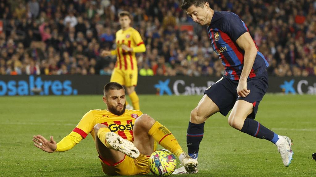 David López, rebañando el balón a Robert Lewandowski en el Barcelona - Girona de La Liga 2022/2023