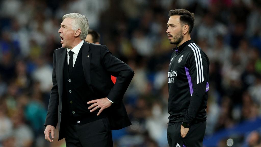 Carlo Ancelotti, durante un partido del Real Madrid junto a su hijo Davide