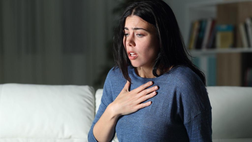 Imagen de archivo de una mujer sufriendo un ataque de ansiedad.