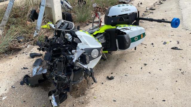 Estado en el que ha quedado la moto del agente tras el choque frontal contra un coche. EE