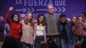 La secretaria de Organización de Podemos, Lilith Verstrynge (2i), junto a la secretaria general, Ione Belarra (3i).