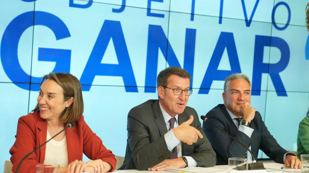 Feijóo, junto a Cuca Gamarra y Elías Bendodo, este lunes en la sede del PP.