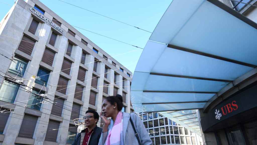 Dos trabajadores a las puertas de las oficinas de UBS y Credit Suisse en Ginebra.