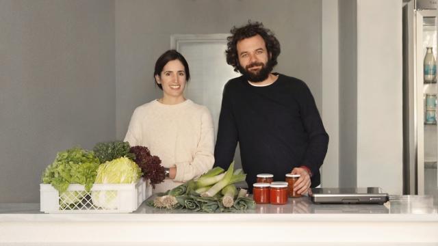 Almudena Peña y Fernando Usera en el mostrador de su tienda Supernormal.