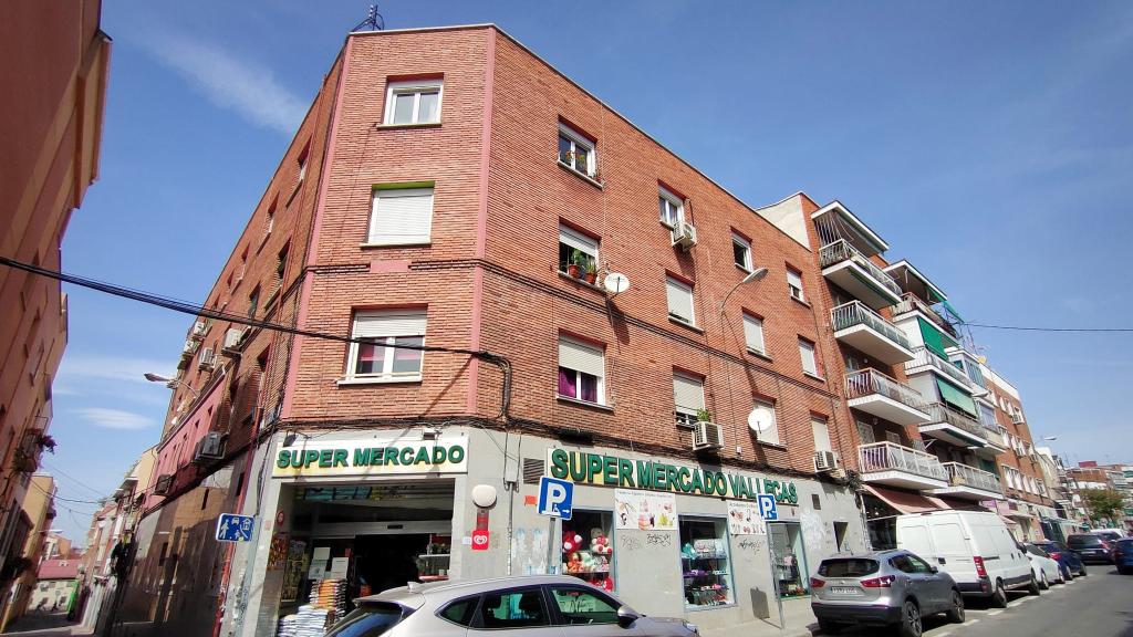 El edificio de Puente de Vallecas donde vivía la pareja.