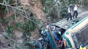 Cuatro muertos y 50 heridos al caer un autobús por un precipicio en Guatemala