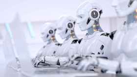 Robots representando a la IA trabajando