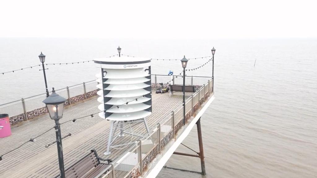 Aerogenerador en el muelle de Skegness