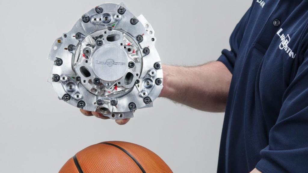 El tamaño del motor XTS-210 comparado con una pelota de baloncesto