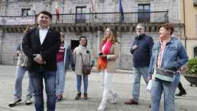 El ex alcalde de Ponferrada Samuel Folgueral durante su comparecencia en la plaza del Ayuntamiento en el que ha anunciado que abandona la política.