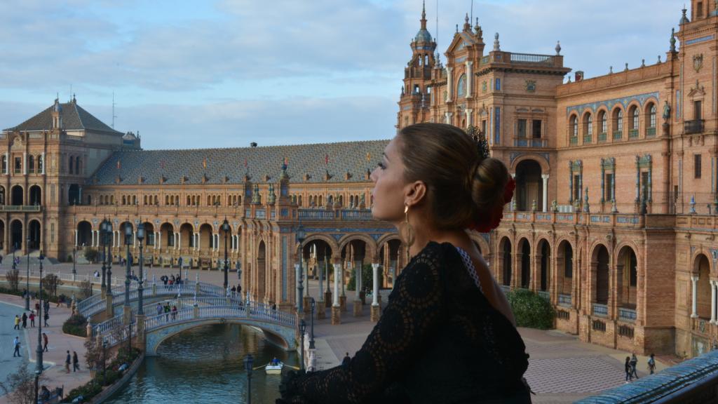 Mujer posa en la Plaza de España, Sevilla.