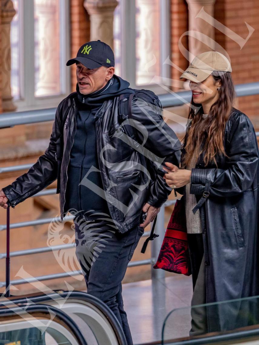 La pareja formada por Eros y Gelsomino en la estación de Atocha de Madrid.