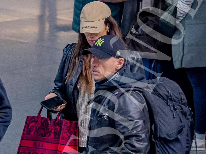 En la estación, Eros y su pareja quisieron pasar inadvertidos con dos gorras caladas.