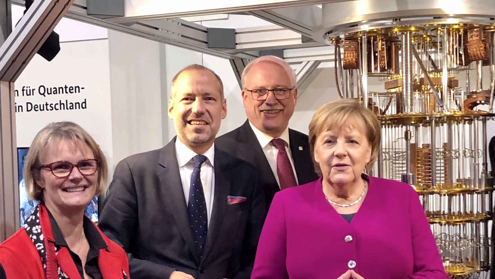 La excanciller alemana, Angela Merkel, presentando el computador cuántico de IBM en su país.