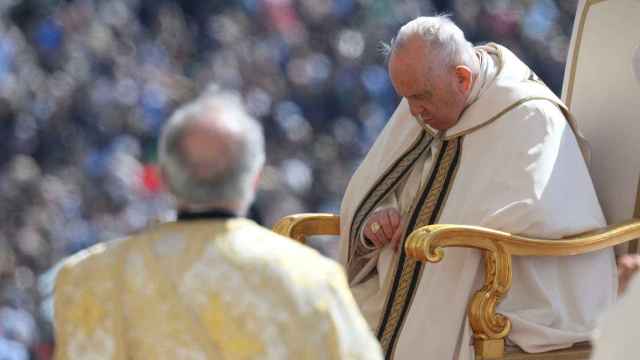 El Papa Francisco encabeza la misa del Domingo de Pascua en la Plaza de San Pedro en el Vaticano, 9 de abril de 2023.