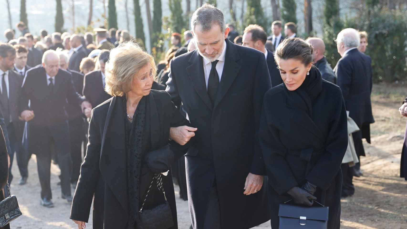 Felipe VI y Letizia junto a la emérita Sofía tras el último adiós a Constantino de Grecia.  Juan Carlos I va detrás de ellos.