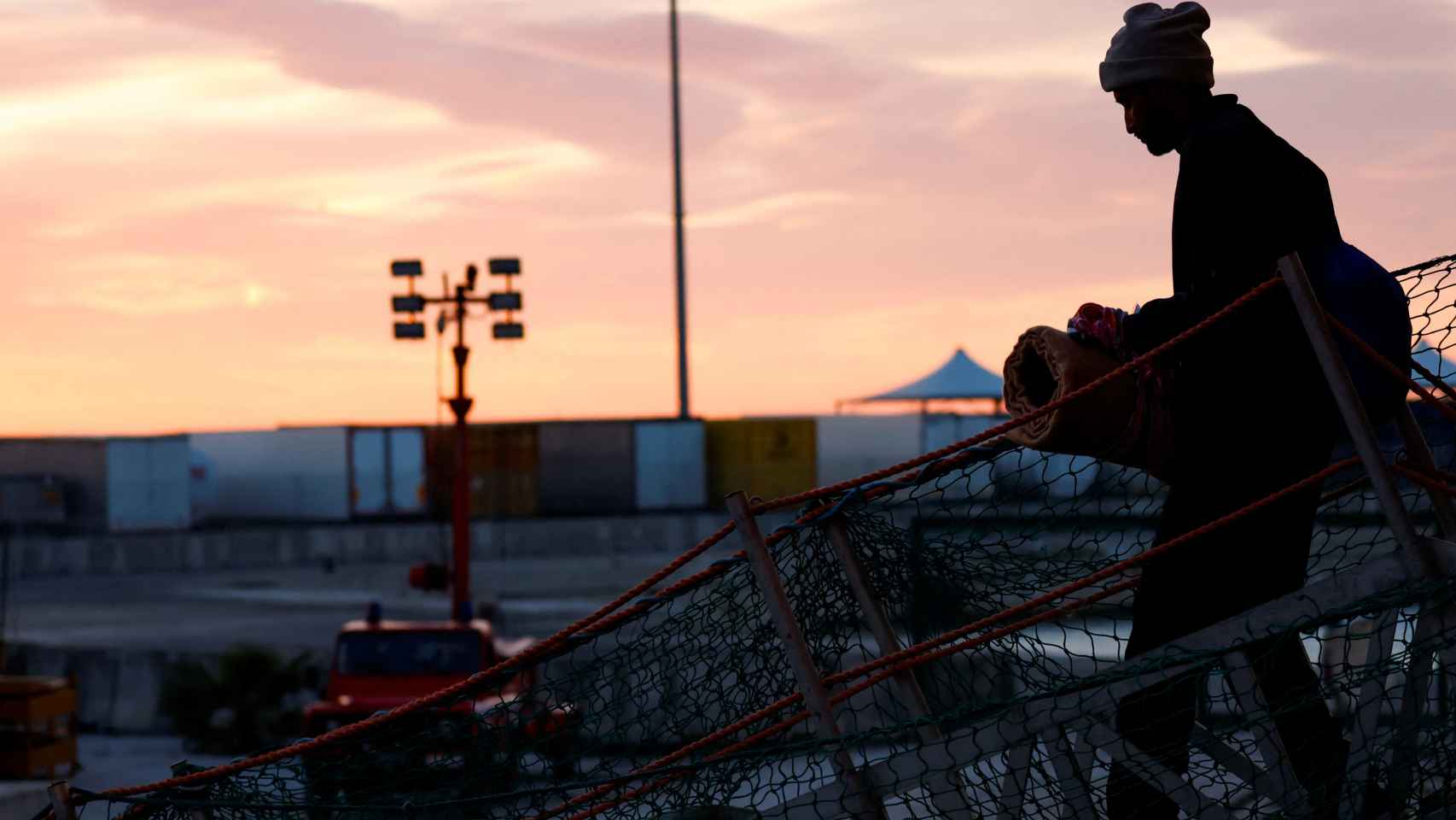 Un inmigrante desembarca del buque de rescate de MSF Geo Barents, el pasado marzo en Bari.