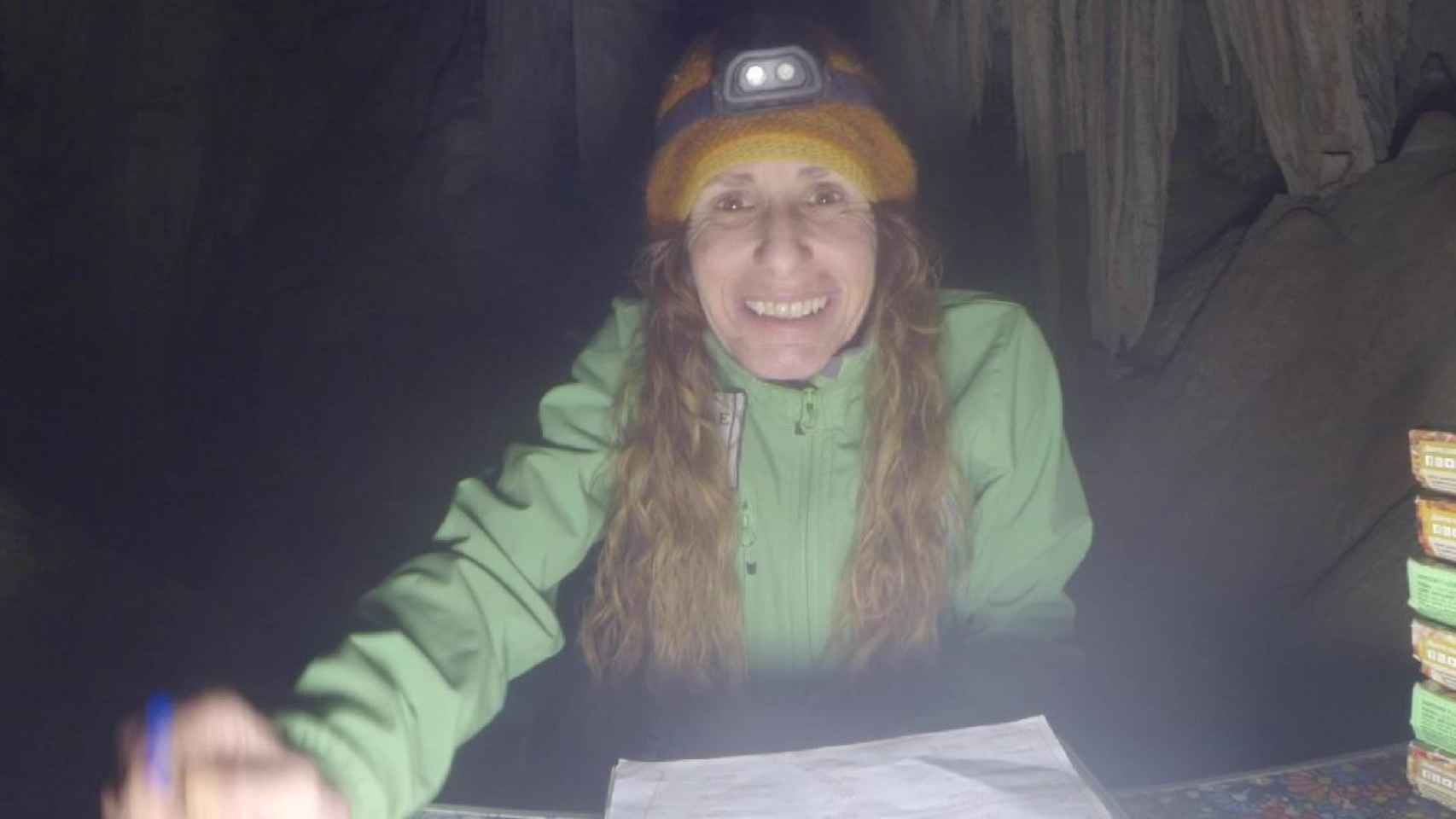 Beatriz, durante uno de los vídeos que se ha grabado en la cueva granadina.