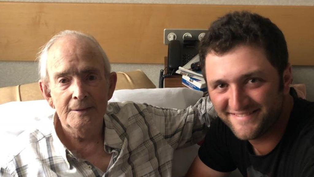 Jon Rahm, ganador el pasado domingo el Masters de Augusta, junto a su abuelo Sabin Rahm