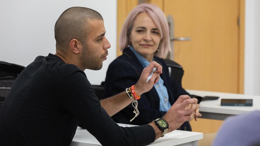 Samuel, estudiante de Periodismo, con Adriana Amado, profesora.