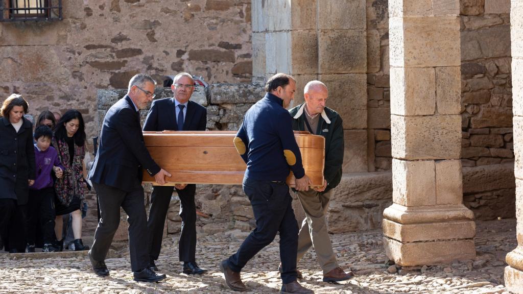 El féretro de Sánchez Dragó, a su entrada a la iglesia de Castilfrío (Soria).