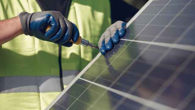 Un trabajador instalando placas solares.