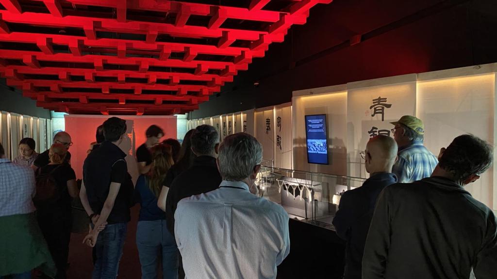 Primeros visitantes en la muestra de 'Los Guerreros de Xi'an' en Alicante.