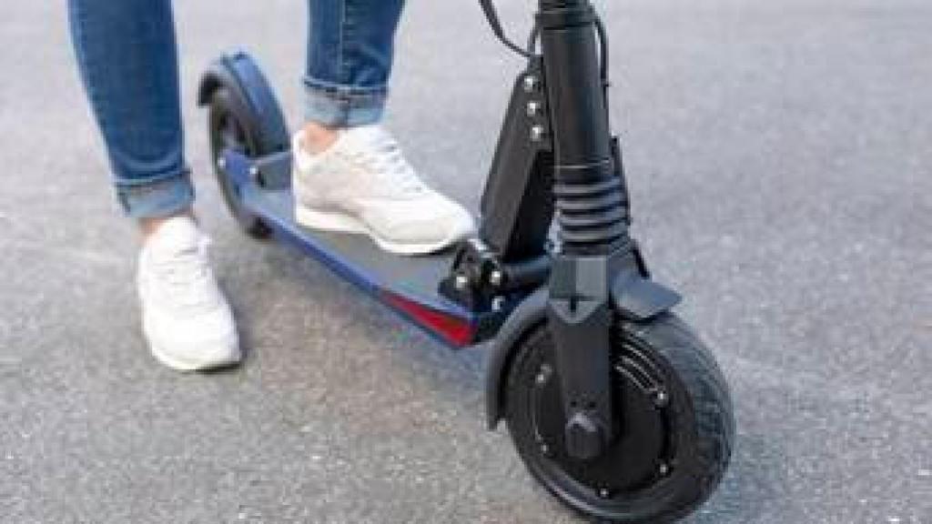 Imagen de archivo de una usuaria en un patinete eléctrico.