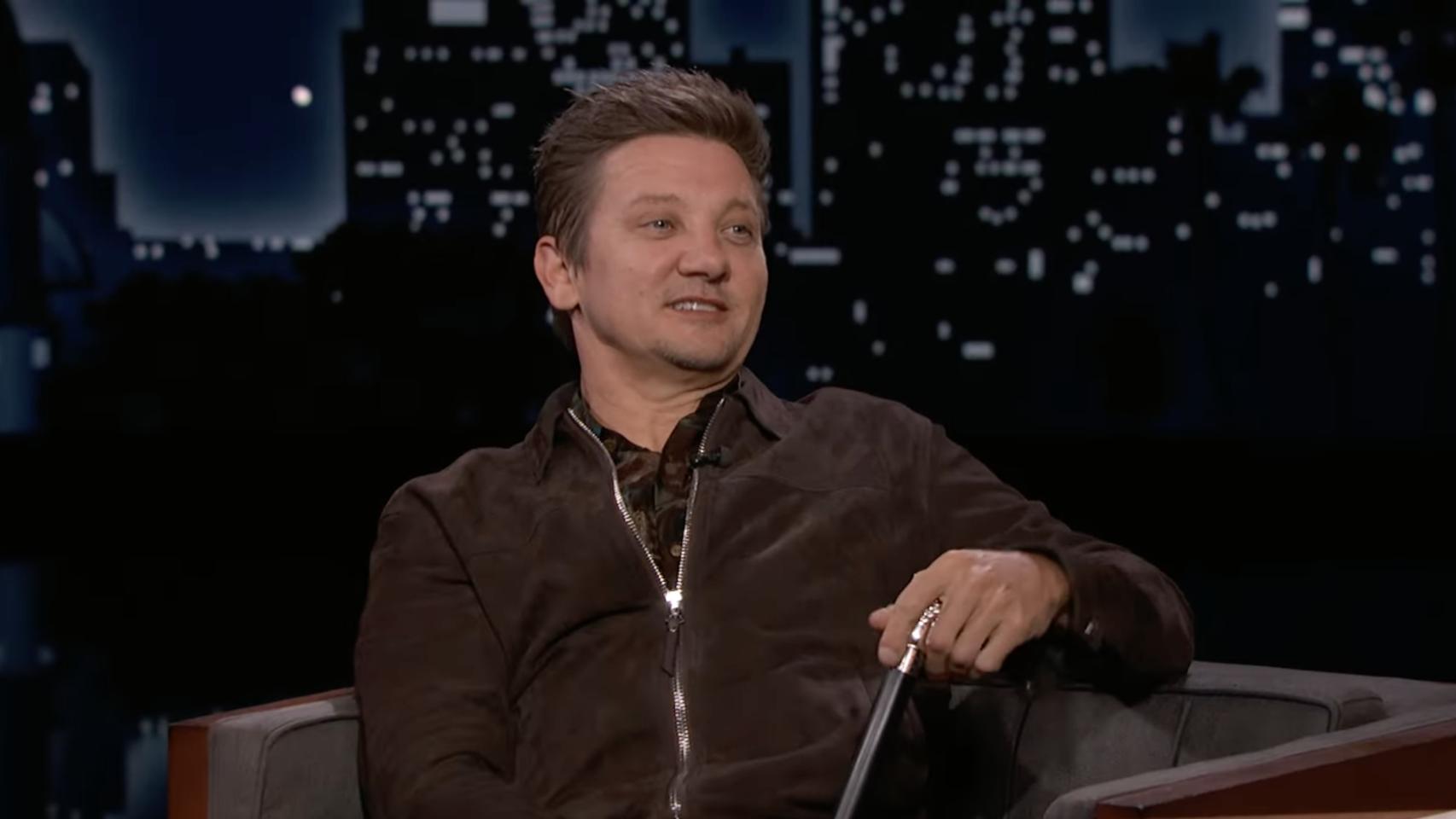 Jeremy Renner revive su accidente con la máquina quitanieves en su reaparición en televisión