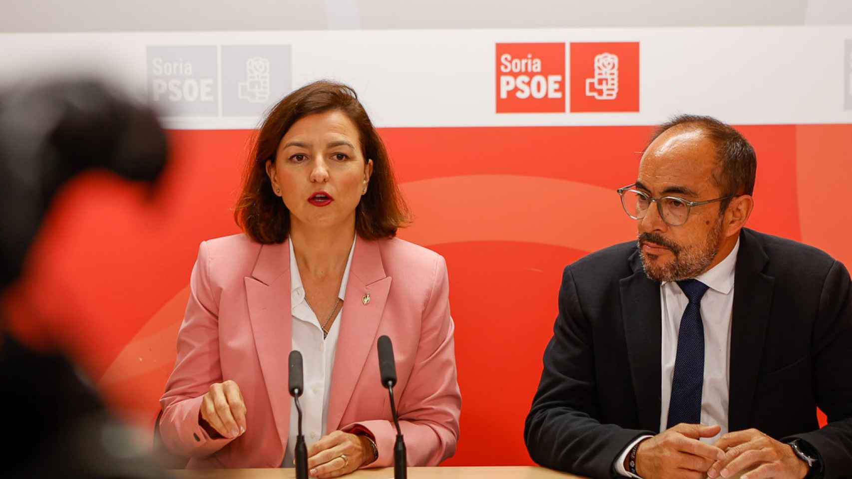 La portavoz del Grupo Socialista en el Senado, Eva Granados, junto al secretario general del PSOE de Soria, Luis Rey, este martes.