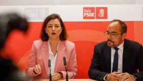 La portavoz del Grupo Socialista en el Senado, Eva Granados, junto al secretario general del PSOE de Soria, Luis Rey, este martes.